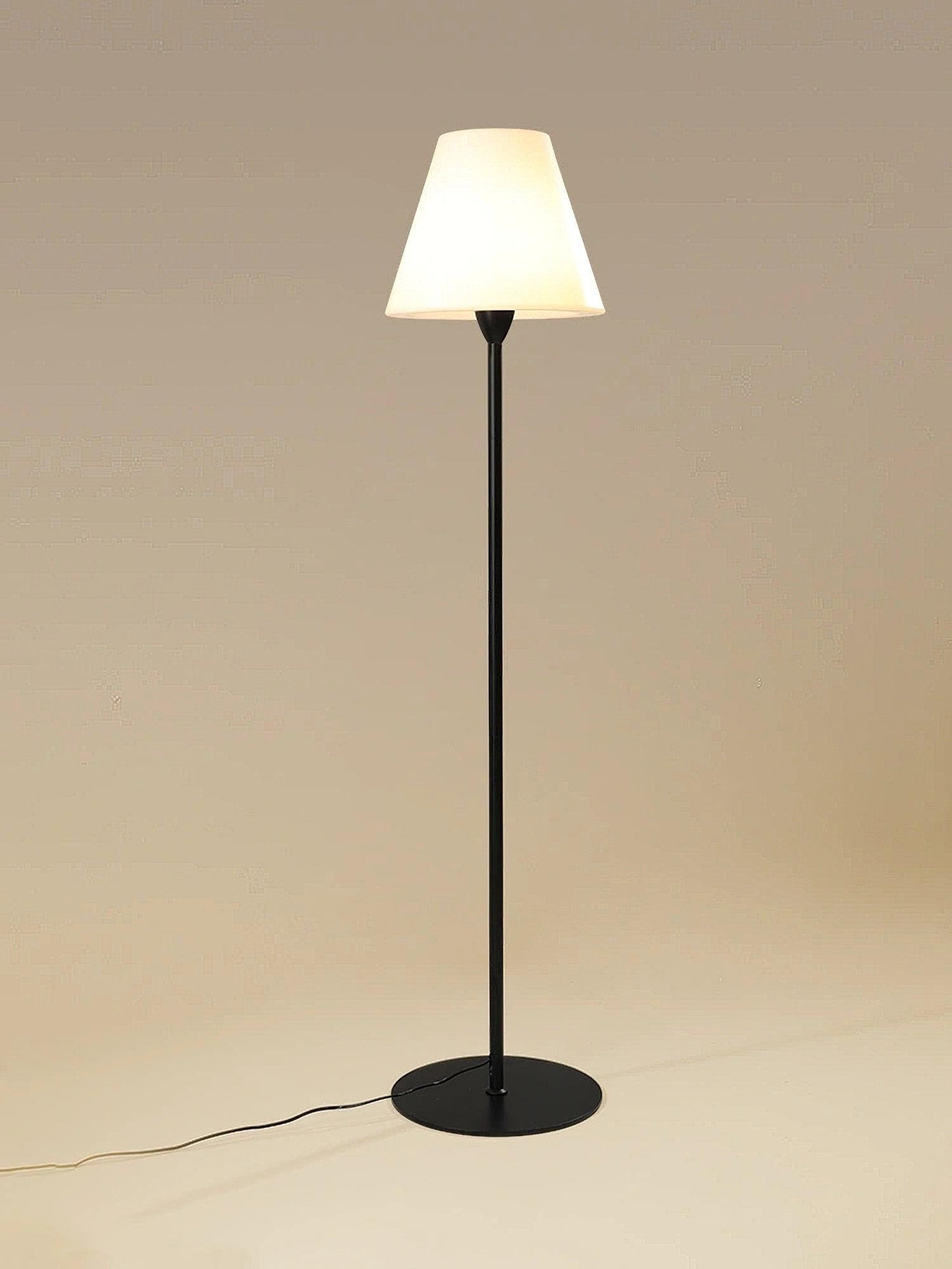 Ward - Minimalistische Stehleuchte mit modernem Design