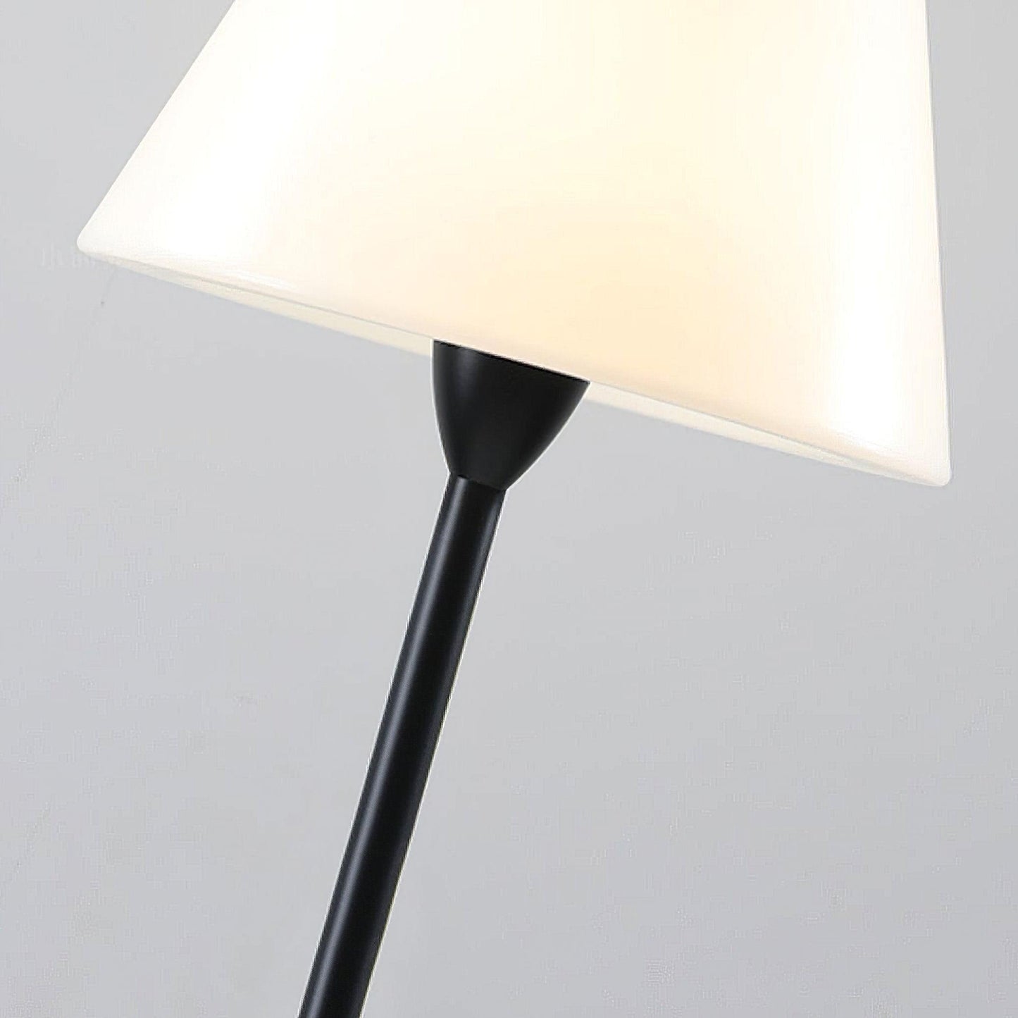 Ward - Minimalistische Stehleuchte mit modernem Design