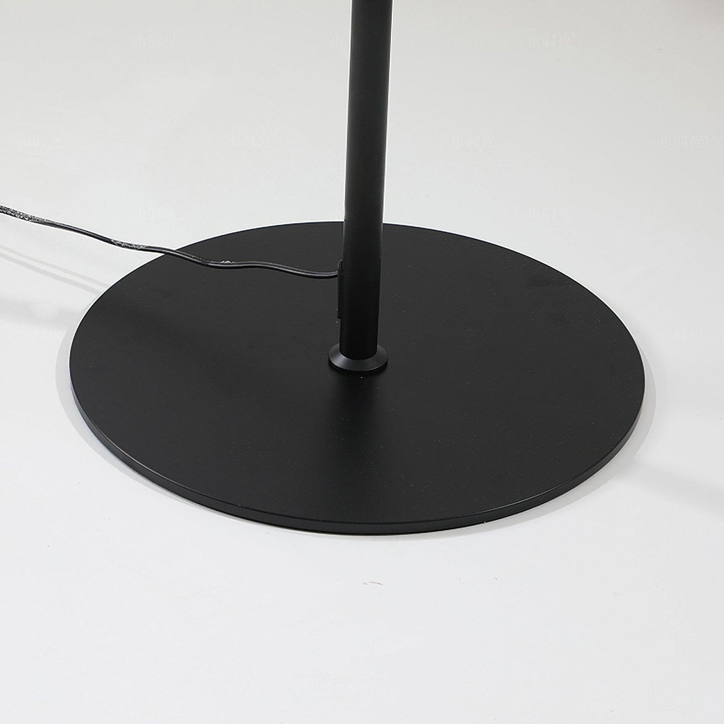 Ward - Minimalistische Stehleuchte mit modernem Design