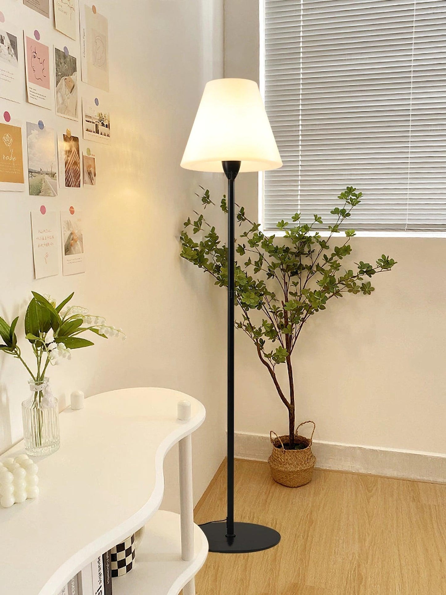 Ward - Minimalistische Stehleuchte mit modernem Design