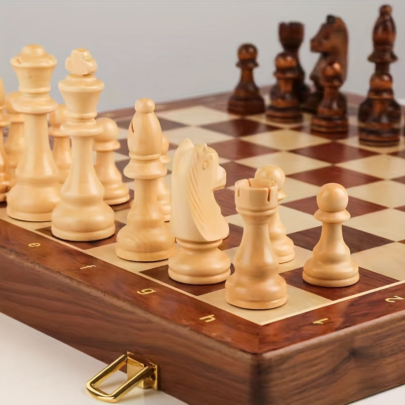 ChessCraft Schachset mit edlen Holzfiguren und Samteinlage.