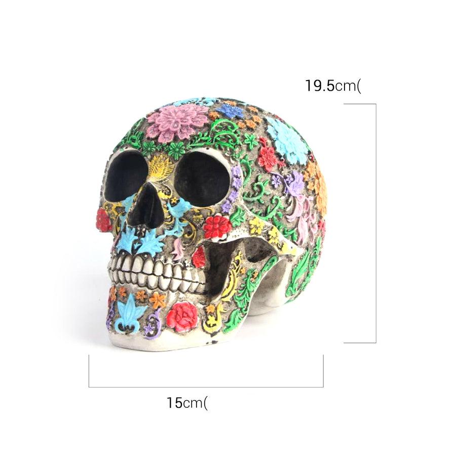 Nahaufnahme der floralen Details auf einem Schädel-Dekorationsstück.