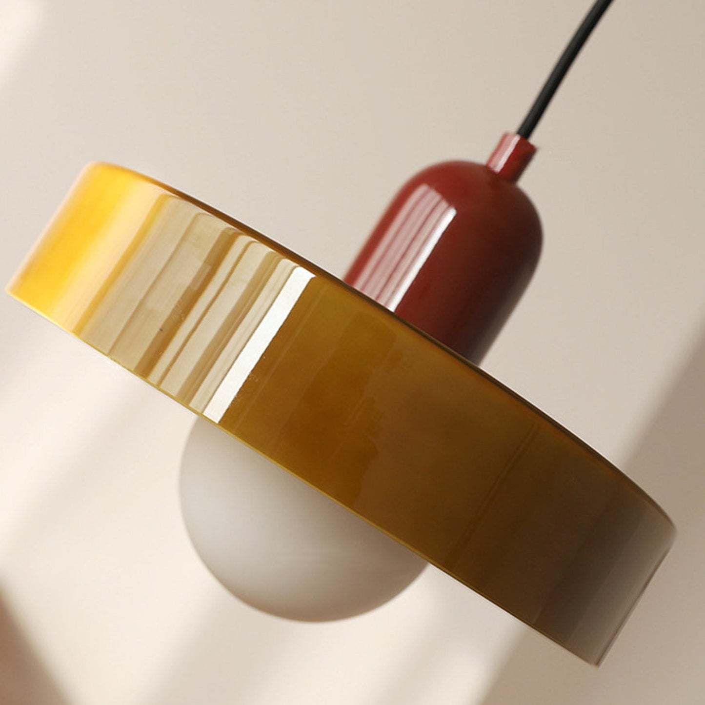 Hängeleuchte ColorLuxe, die mit ihren lebendigen Farben Räume verschönert.