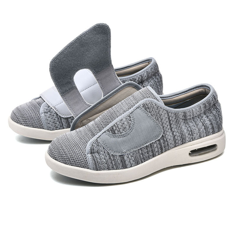 Extra breite orthopädische Schuhe mit verstellbarem Klettverschluss.