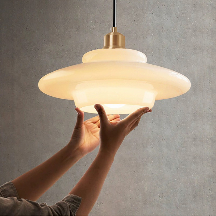 GlowForma Hängeleuchte mit elegantem Glasdesign und einem Hauch von Retro-Charme.