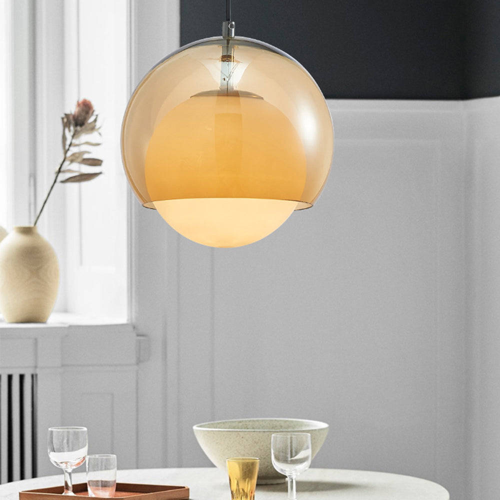 Elegantes Glas-Design der AmberGlow Hängeleuchte für jeden Wohnstil.