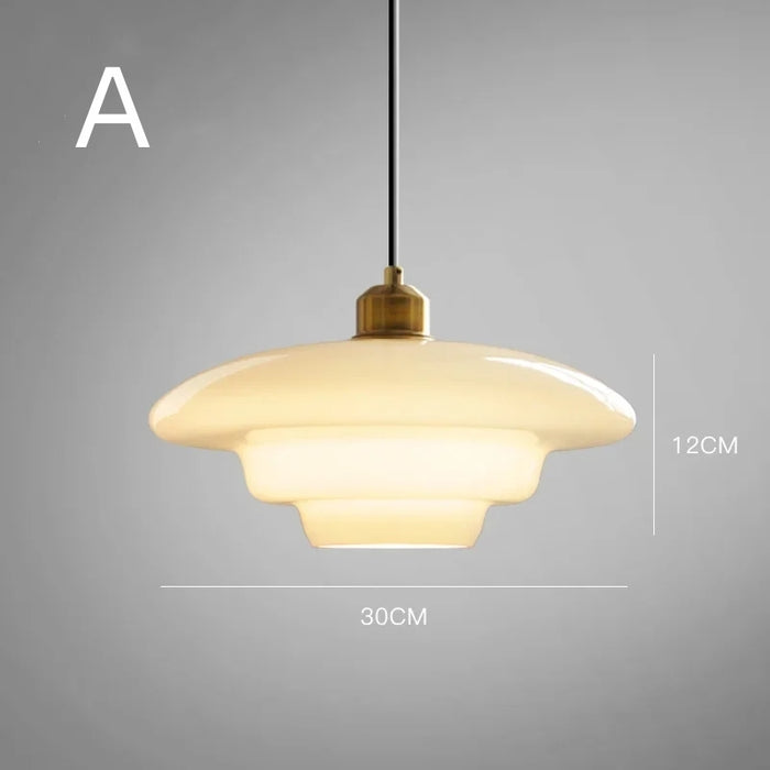 GlowForma Hängeleuchte mit Retro-Flair, das für eine edle und moderne Raumbeleuchtung sorgt.