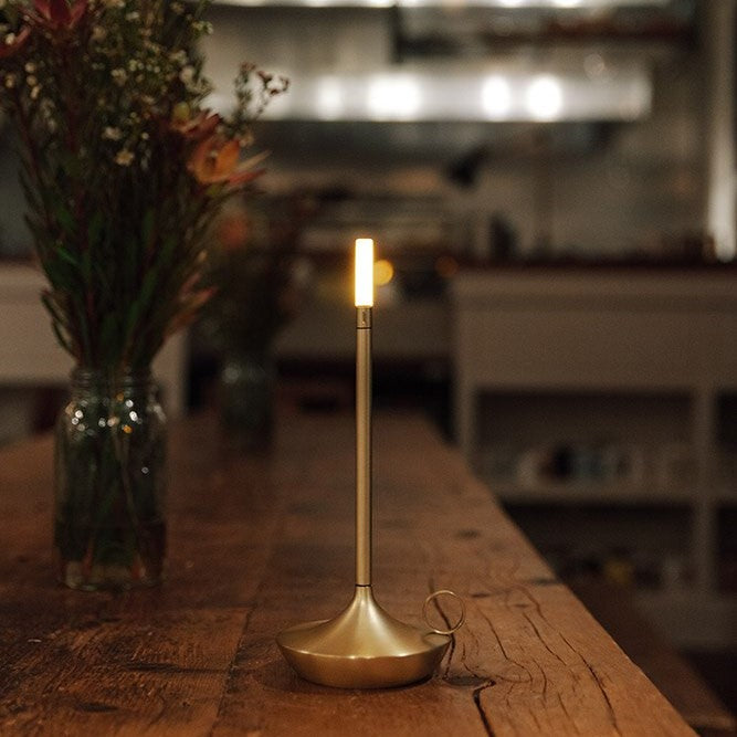 Elegante Kerzenform KerzenGlanz Tischlampe – hochwertige Tischlampe mit eleganter Kerzenform von KerzenGlanz für gemütliche Abendbeleuchtung.