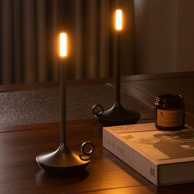 Tischlampe Elegante Kerzenform KerzenGlanz – stilvolle Tischlampe mit eleganter Kerzenform von KerzenGlanz für eine harmonische Beleuchtung.