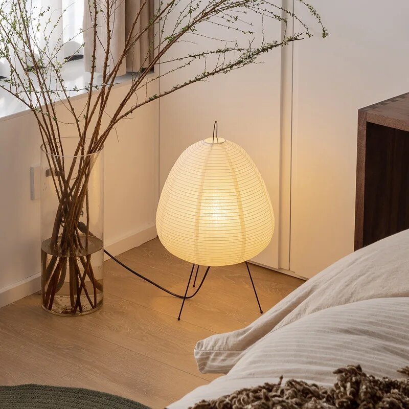 Schlichte ZenLight Tischlampe für eine warme und beruhigende Beleuchtung.