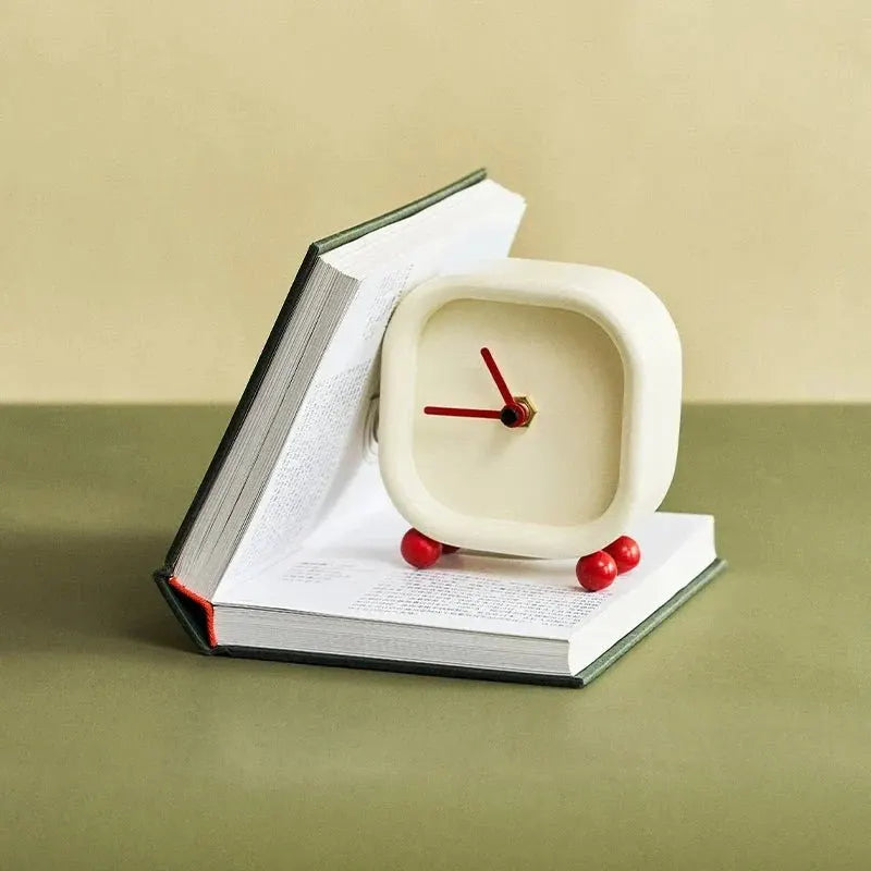 Stilvolle Uhr mit quadratischem Gehäuse und modernem Design.