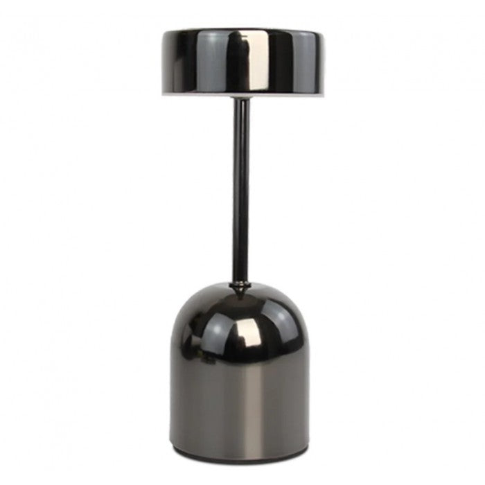 Elegante Lampe neben Retro-Dekor auf einem Holzregal.