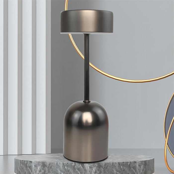 Nahaufnahme des Touch-Schalters auf der Basis der Lampe.