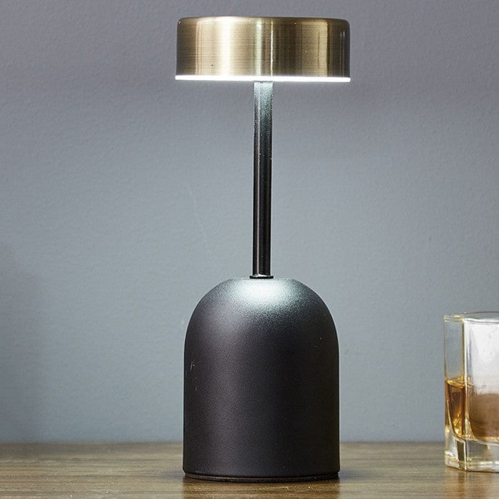 LED-Lampe in einem minimalistischen Wohnzimmer auf einem Sideboard platziert.