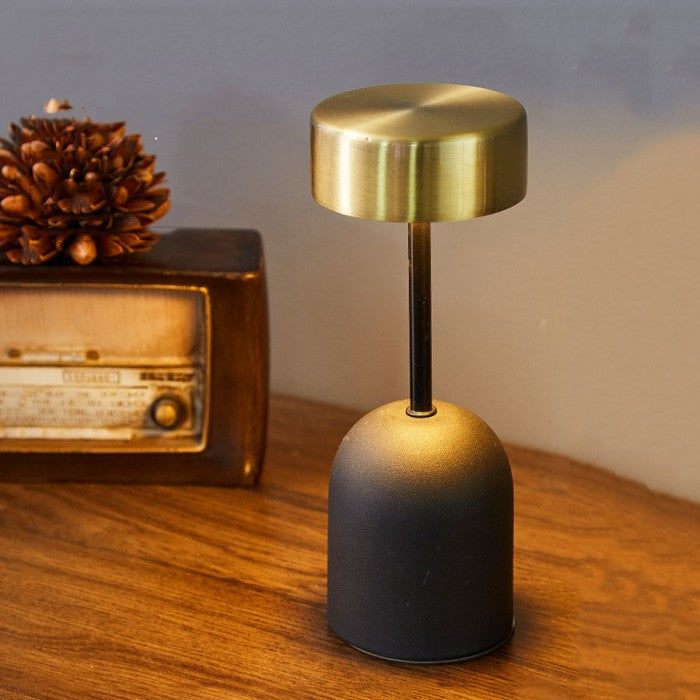 Moderne Tischlampe mit schlichter, stabiler Basis für vielseitige Anwendungen.