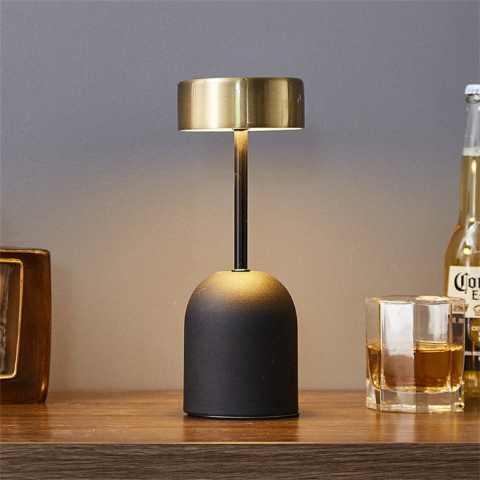 Tragbare LED-Lampe, die ein gemütliches Ambiente in einem Raum schafft.