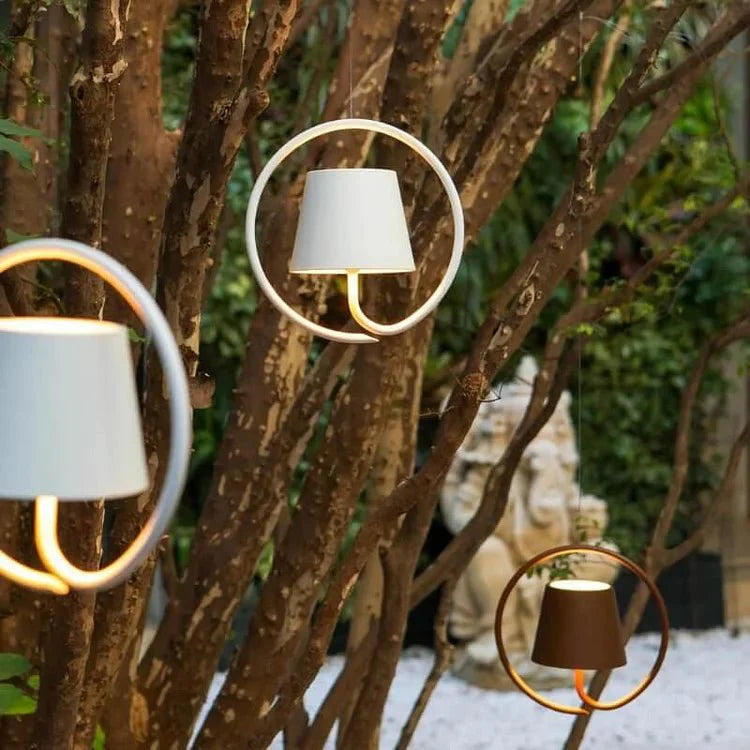 Elegante GlowCircle Gartenleuchte für eine atmosphärische Gartendekoration.
