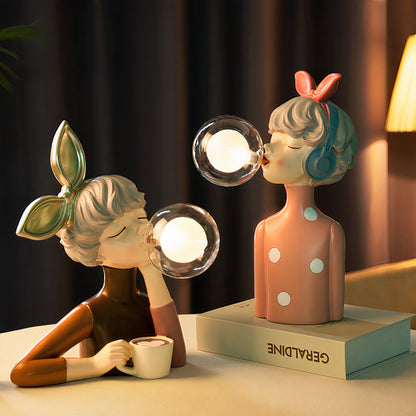 Dekorative ArtLume Tischlampe ideal als Blickfang im Wohnzimmer.