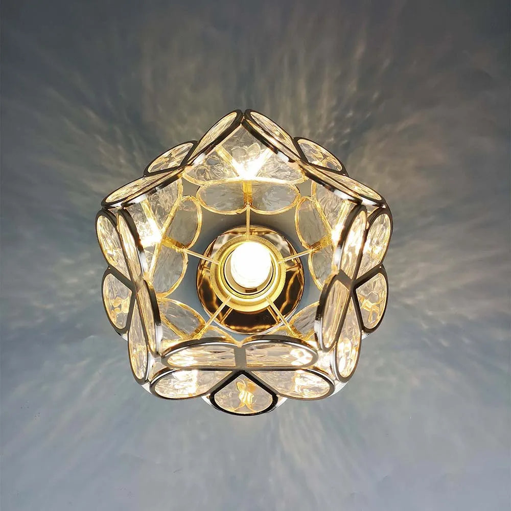 CrystalBloom Deckenleuchte mit funkelnden Kristallen und einzigartigem Charme.