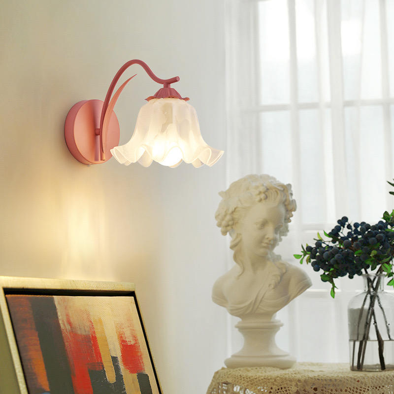 Wandleuchte von FloraGlow – Blumiges Design für einladende Wohnräume.