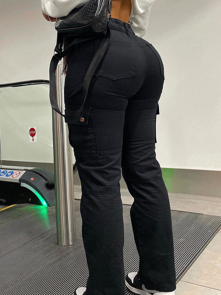 Outdoor-Kombination mit stylischer Cargohose und Pullover.