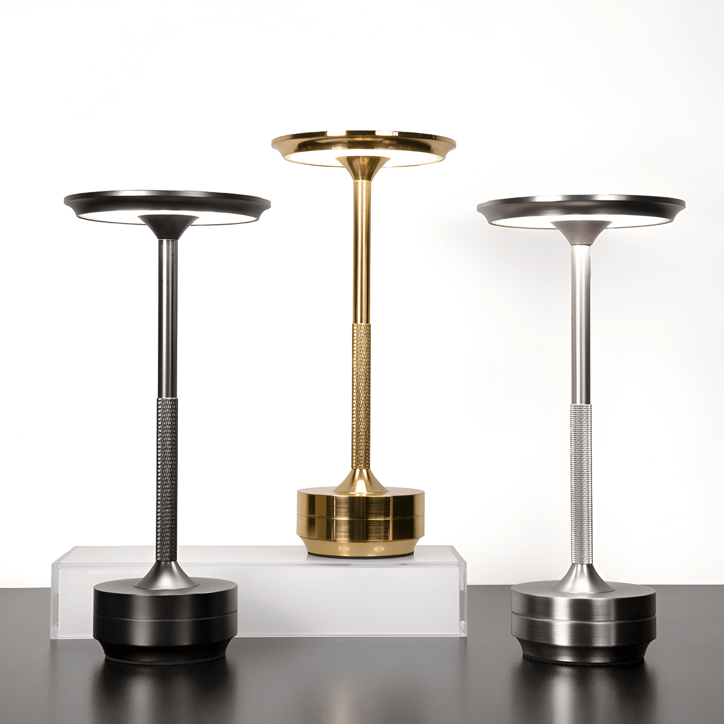 Aurora elegante Tischlampe, perfekt für Wohnzimmer oder Arbeitsbereich.