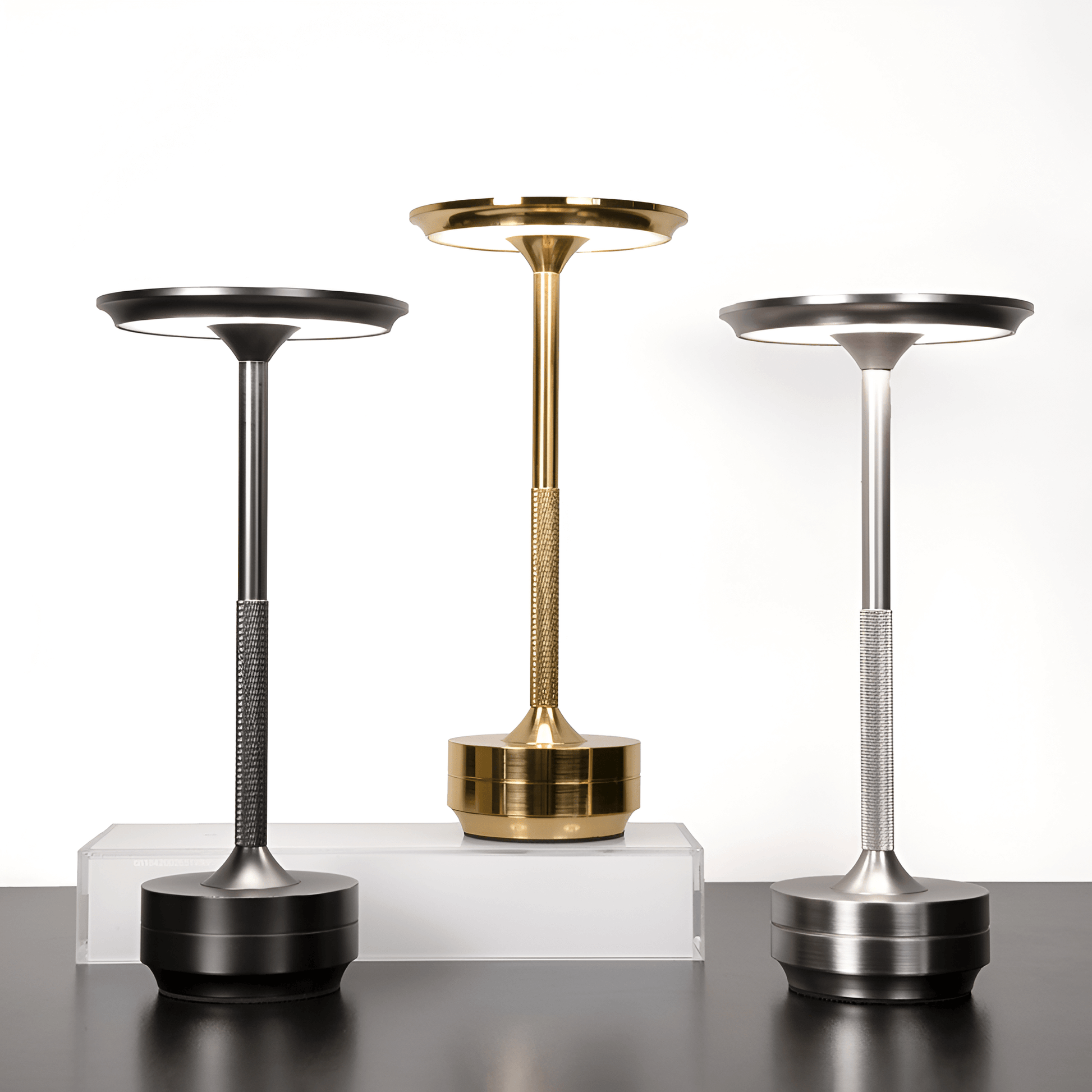 Aurora elegante Tischlampe, perfekt für Wohnzimmer oder Arbeitsbereich.