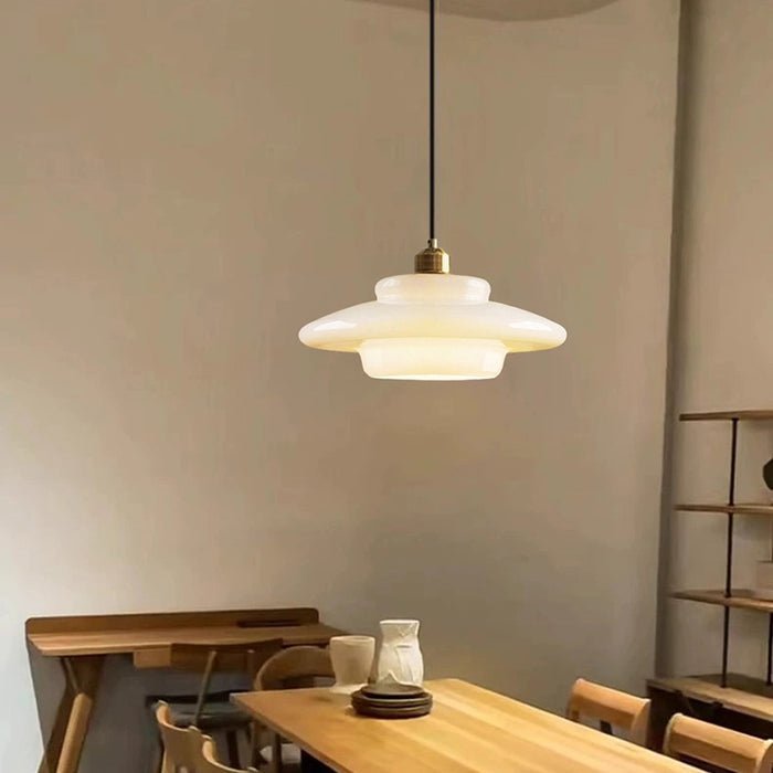 Moderne NordicGlow Pendelleuchte, die ein warmes Ambiente schafft.