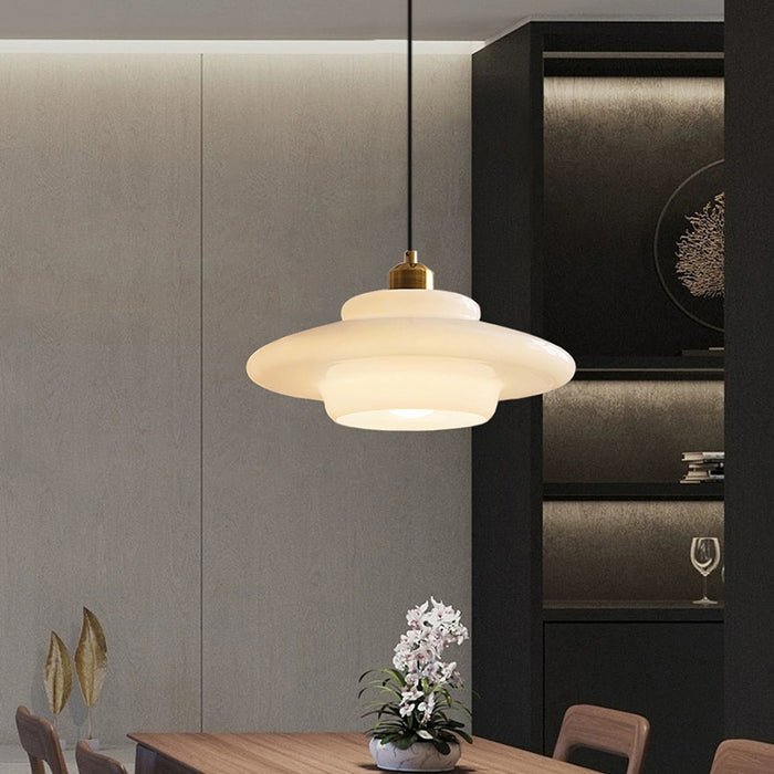NordicGlow Pendelleuchte mit hochwertiger Verarbeitung und minimalistischen Details.