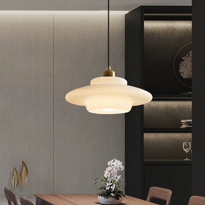 NordicGlow Pendelleuchte mit hochwertiger Verarbeitung und minimalistischen Details.