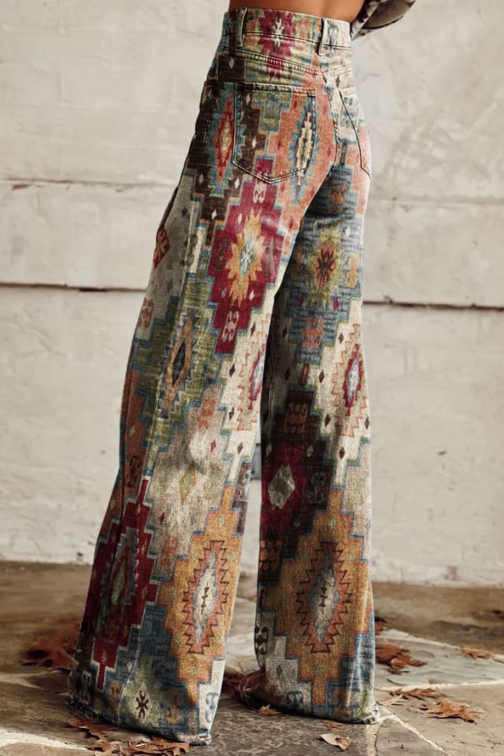 Jeans mit lebhaftem Chevron-Muster und weitem Bein für einen Retro-Look.
