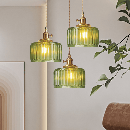 Retro-inspiriertes Design mit der GlasLicht Hängeleuchte für moderne Räume.