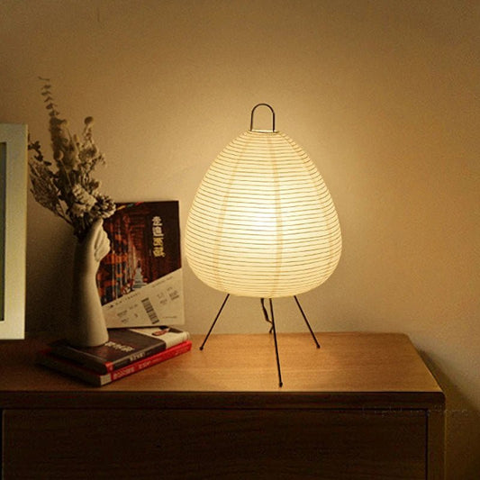 ZenLight Tischlampe für eine beruhigende und harmonische Wohnatmosphäre.