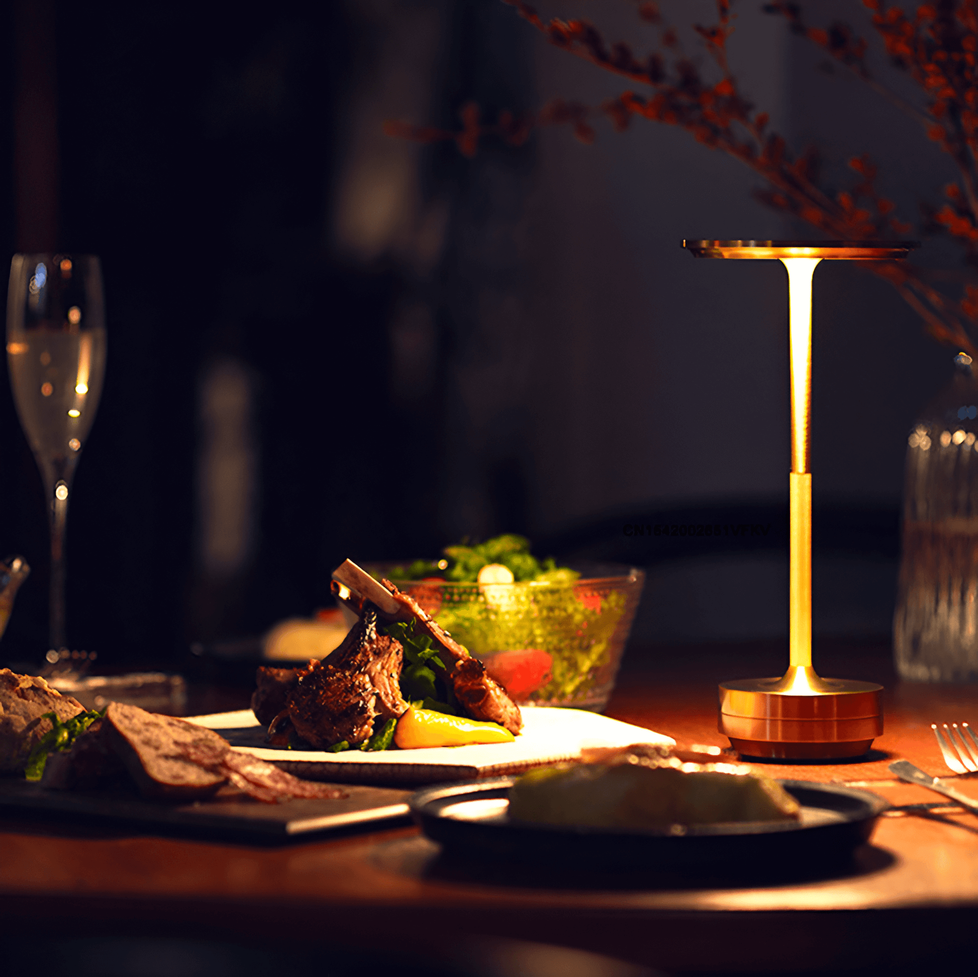 Goldene Tischleuchte Aurora, perfekt für ein luxuriöses Ambiente.
