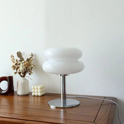 Verspielte BubbleGlow Tischlampe als dekoratives Highlight auf dem Tisch.