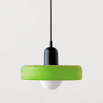 Hängeleuchte ColorLuxe, die Räume mit Farbe und Design bereichert.