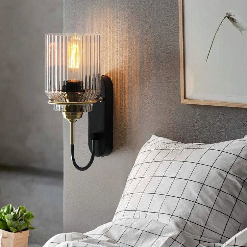 VintageGlow Wandleuchte mit klassischer Form und einzigartiger Beleuchtung.