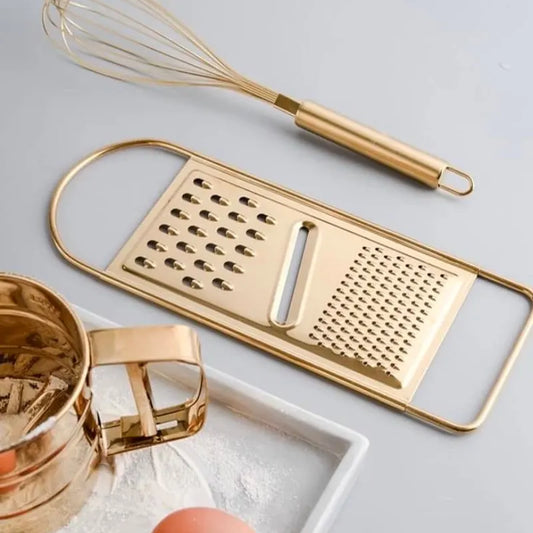 Goldenes Küchenzubehör-Set mit Schneebesen, Reibe und Mehlsieb
