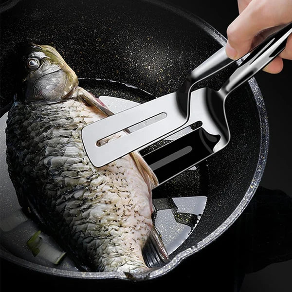 Spülung eines multifunktionalen Küchenutensils unter fließendem Wasser.

