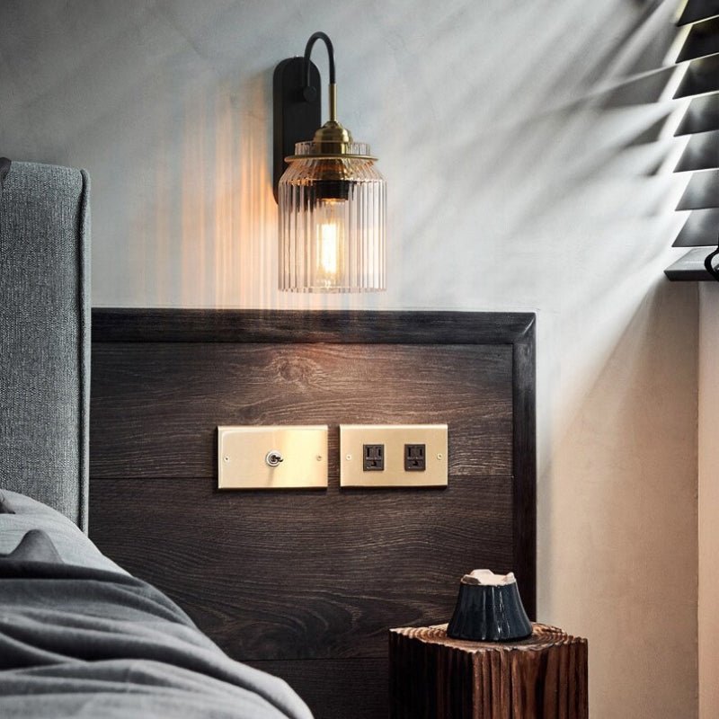 VintageGlow Wandleuchte als perfekte Beleuchtungslösung für Holzwände.