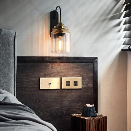 VintageGlow Wandleuchte als perfekte Beleuchtungslösung für Holzwände.