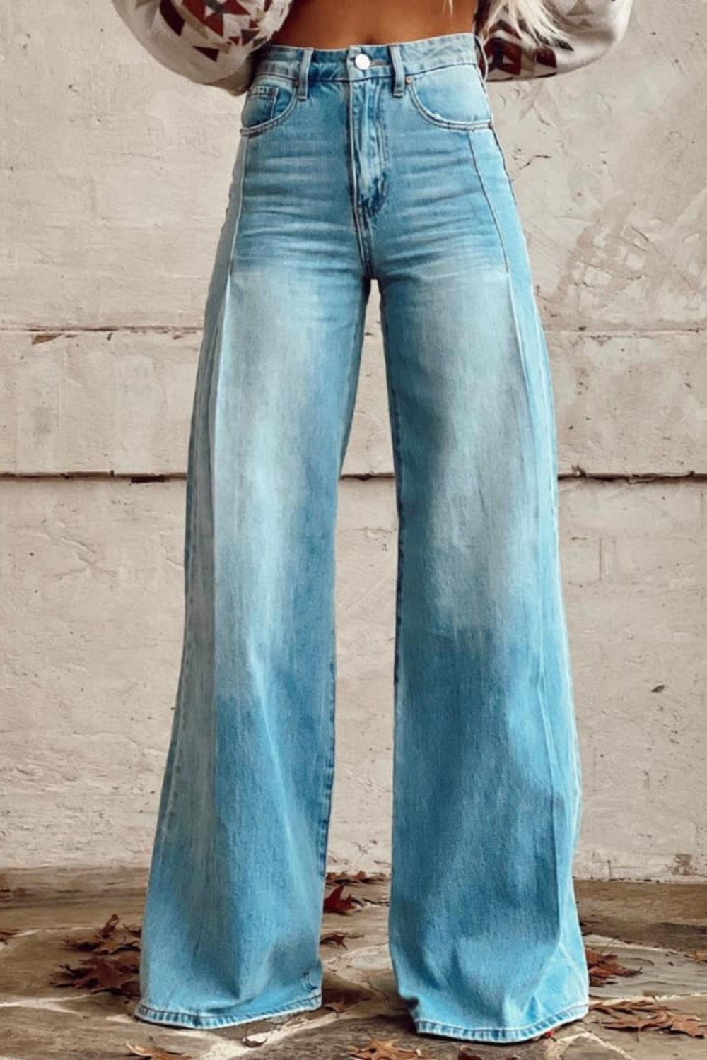 Klassische Denim-Schlaghose mit cleaner Silhouette, getragen für einen minimalistischen Look.
