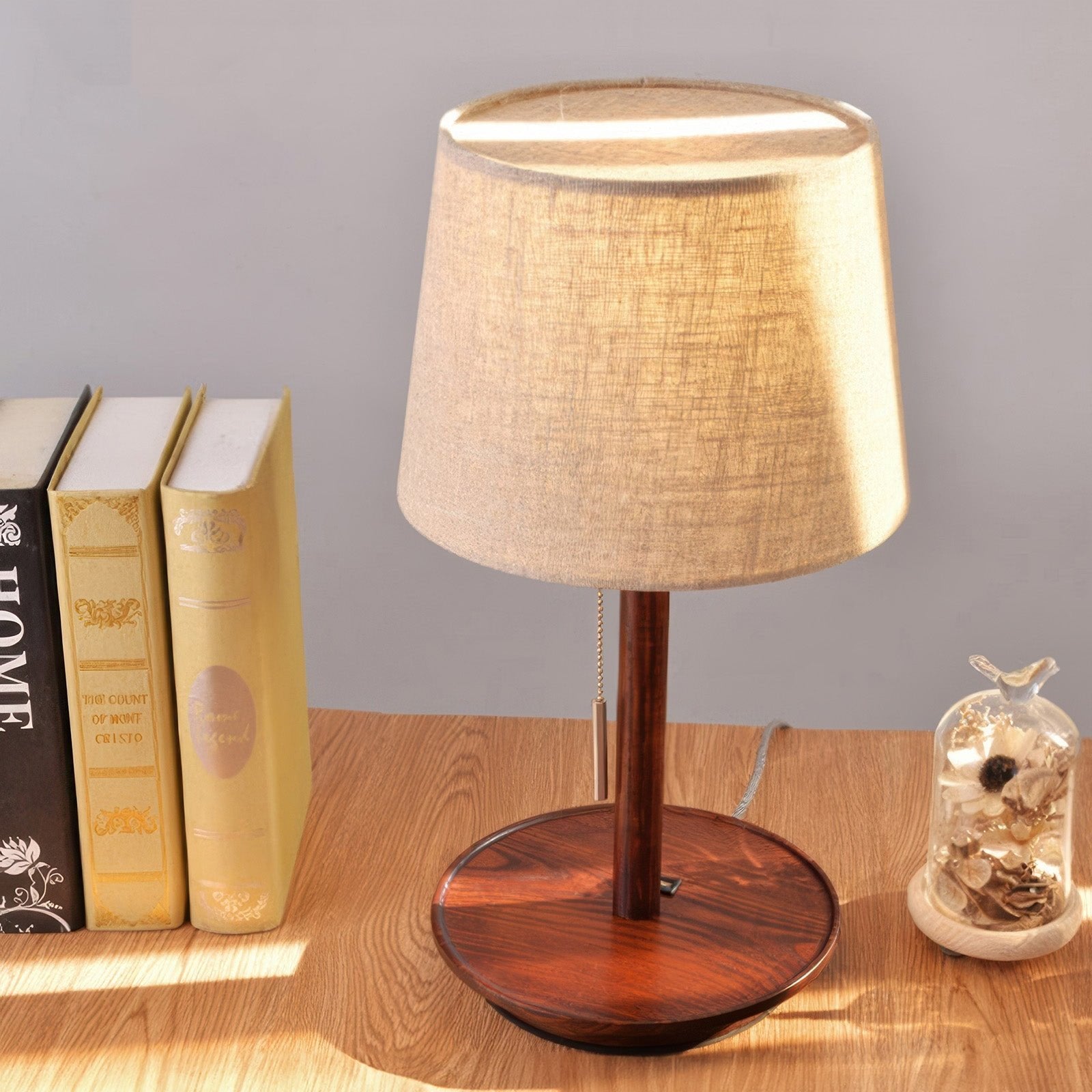 Gentle Glow - Bordlampe med Boligindretning design auf einem Tisch
