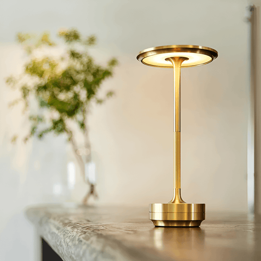 Elegante Aurora Tischleuchte mit modernem Design und stilvoller Beleuchtung.