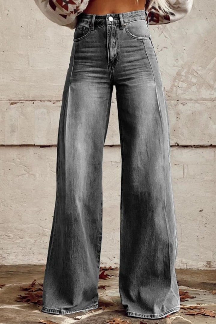 Florales Muster in kräftigen Farben auf Denim für einen Boho-inspirierten Stil.
