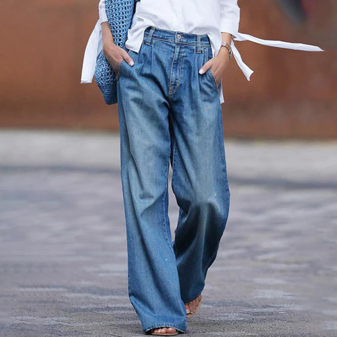 Streetstyle-Look mit moderner Denim-Hose.