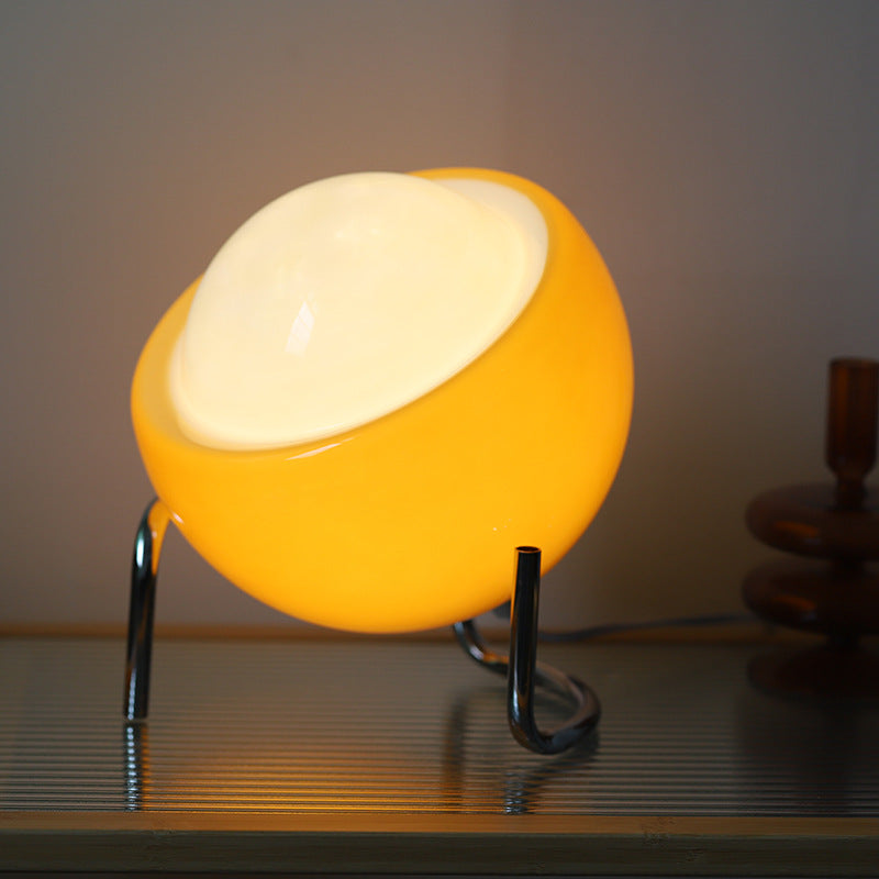 Modernes Retrodesign Mit Der RetroSphere Tischlampe – Ideal für Wohnzimmer oder Arbeitszimmer.
