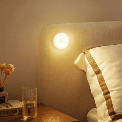 NordicGlow Nachtlicht perfekt für Nachttische und Betthintergründe.
