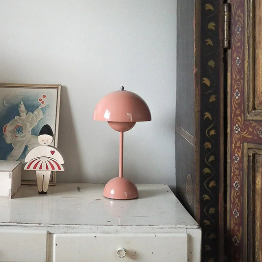 Moderne Lumière Tischleuchte für elegante und zeitlose Einrichtung.