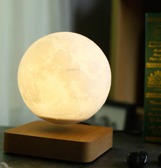 LED-Tischlampe mit warmem Licht und minimalistischem Holzsockel.